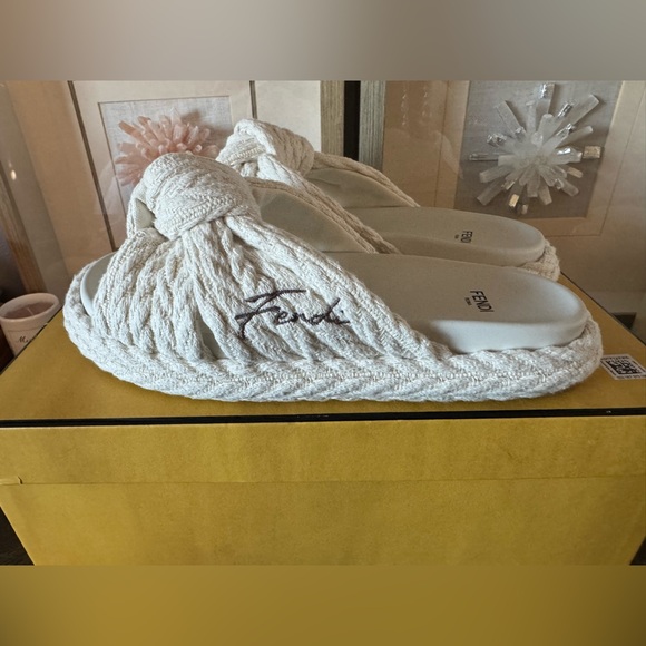 FENDI Feel Knot Slide Sandal. WOMENS. NEW IN BOX 7.5. /37.5. Authentic - Picture 10 of 16